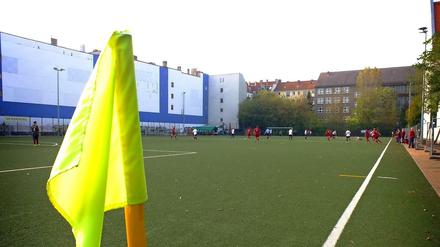 Viele Berliner Sportplätze liegen mitten in Wohngebieten - wie der Teschsportplatz in Prenzlauer Berg.