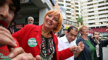 Claudia Roth, Özcan Mutlu und Franziska Eichstädt-Bohlig tanzen zu türkischer Musik am Kottbusser Tor in Berlin-Kreuzberg. 