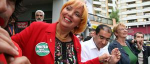 Claudia Roth, Özcan Mutlu und Franziska Eichstädt-Bohlig tanzen zu türkischer Musik am Kottbusser Tor in Berlin-Kreuzberg. 