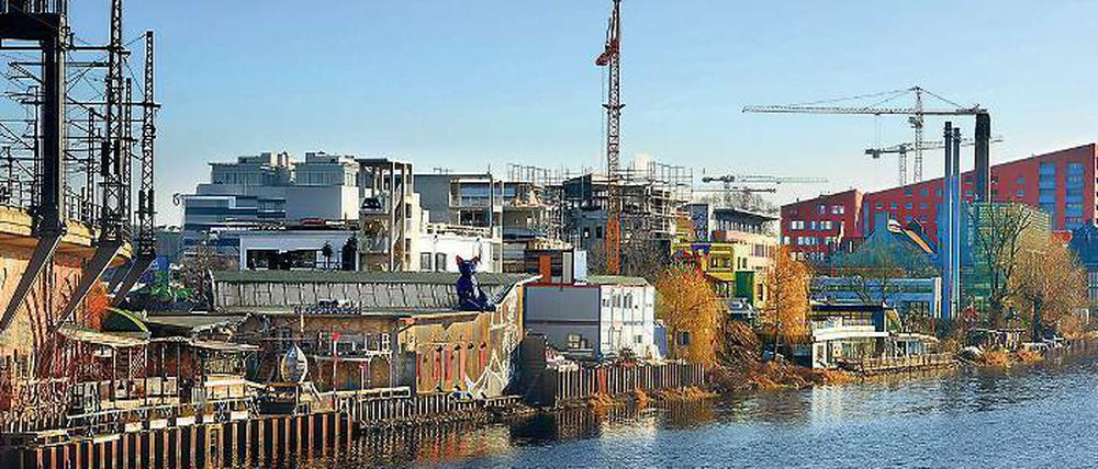 Soziotop für Clubber: Das Holzmarktgelände an der Spree wird von den Betreibern des Kater Holzig zum Großstadtdorf umgebaut – mit Solarkraft, Holzhütten, Gemüsebeeten.