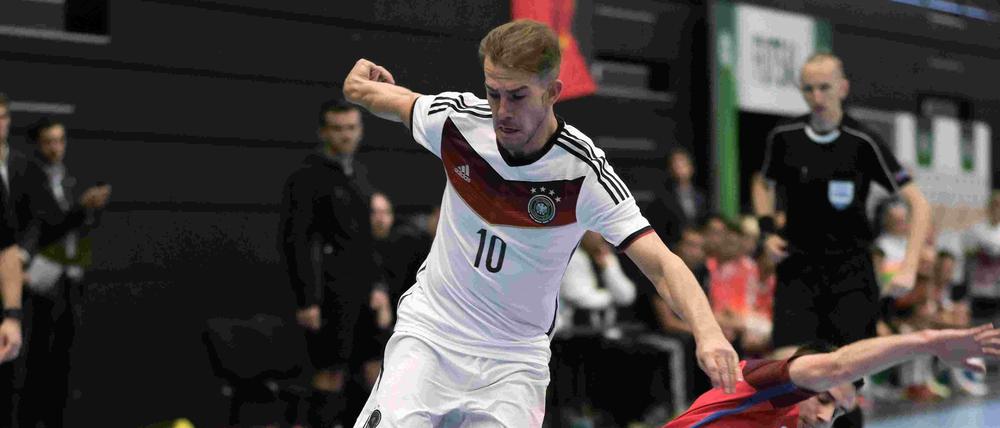 Die deutsche Futsal-Nationalmannschaft um Michael Meyer (hier beim Freundschaftsspiel gegen England) hat zum Auftakt der EM-Quali eine Niederlage kassiert. 