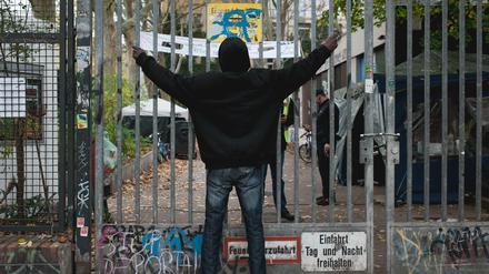 Ein Flüchtling am Tor vor der Gerhart-Hauptmann-Schule.