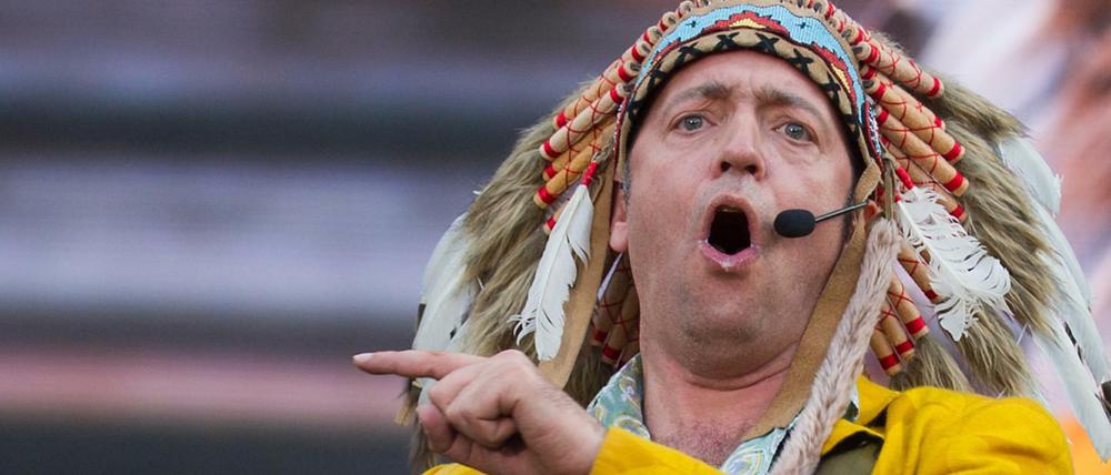 Voll in Action: Rainald Grebe 2015 bei einem Konzert in Berlin mit dem Wuhlorchester.