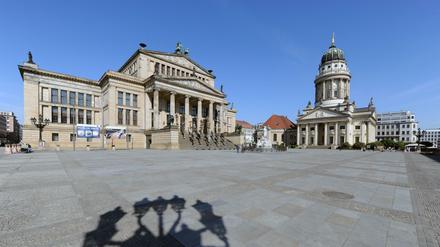 Von außen strahlt der französische Dom (rechts) von weitem. Bald soll auch sein Innenleben renoviert werden.