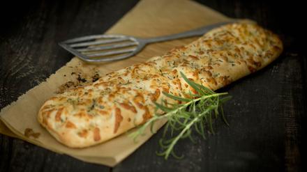 Direkt aus dem Ofen. Die Focaccia passt wunderbar zu Schinken, Salat und Gemüse-Antipasti.