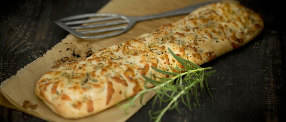 Direkt aus dem Ofen. Die Focaccia passt wunderbar zu Schinken, Salat und Gemüse-Antipasti.