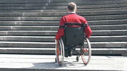 Wegen der Nervenschäden sind MS-Patienten nicht selten auf den Rollstuhl angewiesen. Doch neue Medikamente können vielen helfen. 