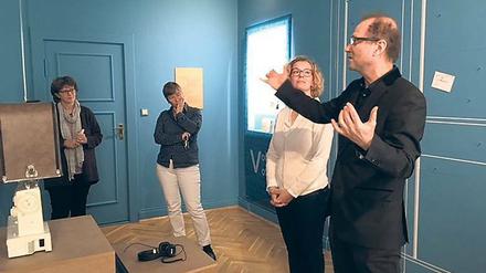 Künstler Paul Brody erklärt die Bilder und seine Arbeitsweise. 