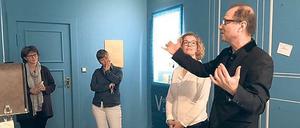 Künstler Paul Brody erklärt die Bilder und seine Arbeitsweise. 