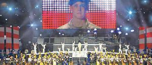 The Show must go on. Patriotismus als Medienspektakel: Die Irak-Veteranen werden im Footballstadion vorgeführt.