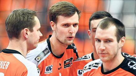 Was läuft hier schief? Die BR Volleys um ihren Kapitän Robert Kromm (m.) finden in dieser Saison bislang nicht die richtigen Lösungen im Spiel gegen den VfB Friedrichshafen. 