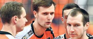 Was läuft hier schief? Die BR Volleys um ihren Kapitän Robert Kromm (m.) finden in dieser Saison bislang nicht die richtigen Lösungen im Spiel gegen den VfB Friedrichshafen.