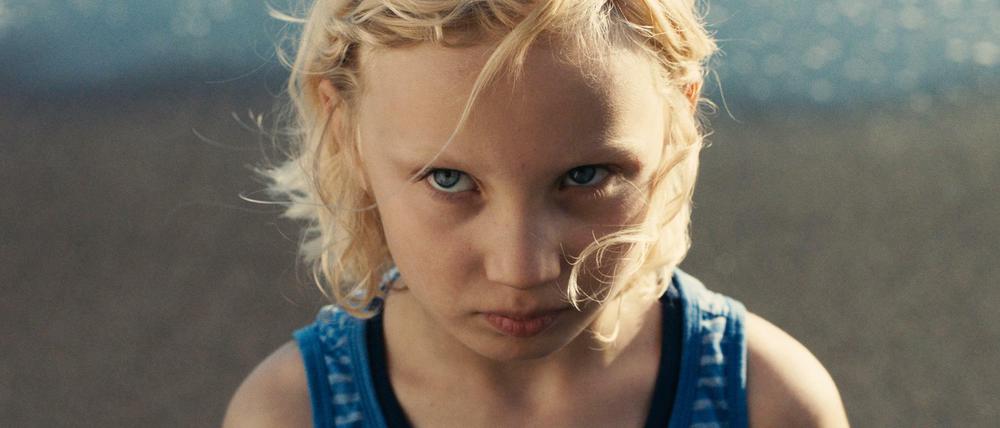 Wissende Kinderaugen. Die siebenjährige Luca (Helena Zengel) ist „Die Tochter“.