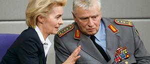 Minister Ursula von der Leyen (CDU) und der Generalinspekteur der Bundeswehr Volker Wieker.