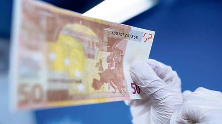 Beliebt bei Fälschern. Der 50-Euro-Schein hatte 2016 mit 60 Prozent den größten Anteil an den insgesamt sichergestellten rund 82 200 falschen Euro-Banknoten. 
