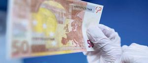 Beliebt bei Fälschern. Der 50-Euro-Schein hatte 2016 mit 60 Prozent den größten Anteil an den insgesamt sichergestellten rund 82 200 falschen Euro-Banknoten. 