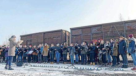 Musikalisches Gedenken: Die gemeinsame Reise führte den Chor des Georg-Friedrich-Händel-Gymnasiums zur Rampe in Auschwitz.
