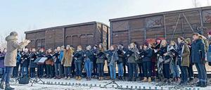 Musikalisches Gedenken: Die gemeinsame Reise führte den Chor des Georg-Friedrich-Händel-Gymnasiums zur Rampe in Auschwitz.