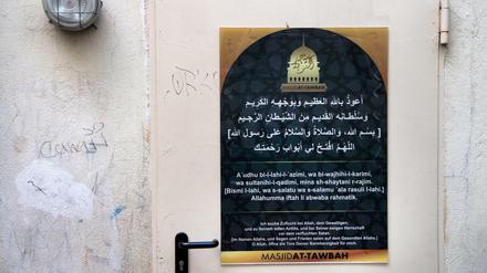 Ein Plakat des Moschee-Vereins "Fussilet 33" hängt im Hinterhof des Hauses in der Perleberger Straße in Berlin. 