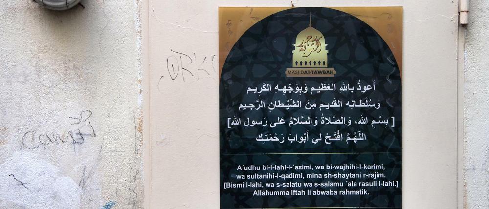 Ein Plakat des Moschee-Vereins "Fussilet 33" hängt im Hinterhof des Hauses in der Perleberger Straße in Berlin. 