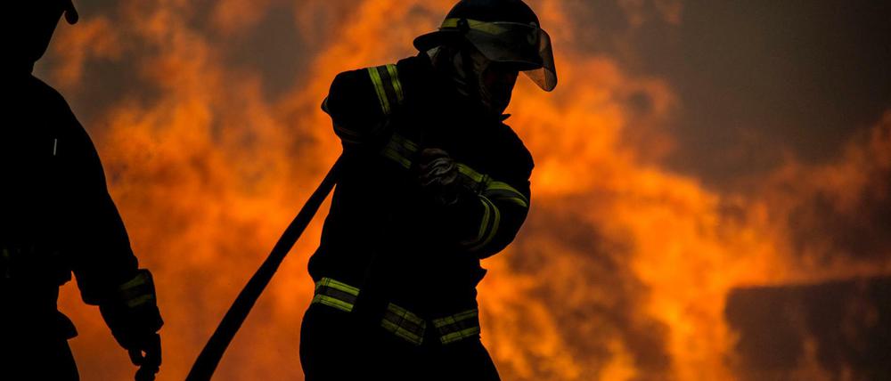 Von insgesamt 128 Bränden sind noch 77 außer Kontrolle. Fünf Feuerwehrleute kamen bereits ums Leben. 
