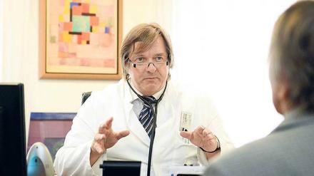 Empathie gefragt. Ein Hausarzt im Patientengespräch. 