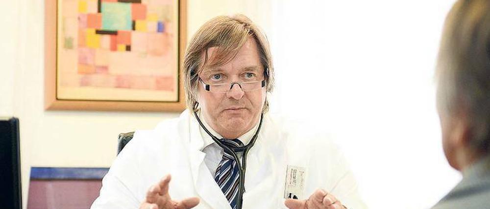 Empathie gefragt. Ein Hausarzt im Patientengespräch.