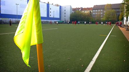 In den Niederungen des Fußballs (hier ein Platz in Berlin-Mitte) fehlen nicht nur immer mehr ehrenamtliche Mitarbeiter, sondern auch zunehmend finanzielle Mittel.
