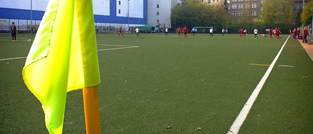 In den Niederungen des Fußballs (hier ein Platz in Berlin-Mitte) fehlen nicht nur immer mehr ehrenamtliche Mitarbeiter, sondern auch zunehmend finanzielle Mittel.