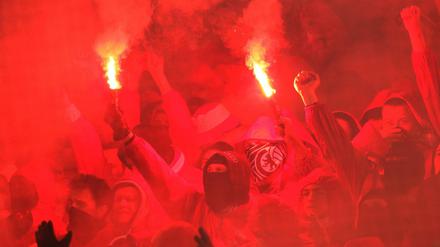 Im Pokalspiel bei Borussia Dortmund brannten Union-Fans Pyrotechnik ab.