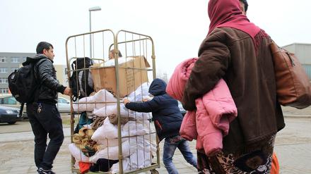 Flüchtlinge treffen in der Zentralen Anlaufstelle für Asylbewerber Sachsen-Anhalts in Halberstadt ein.