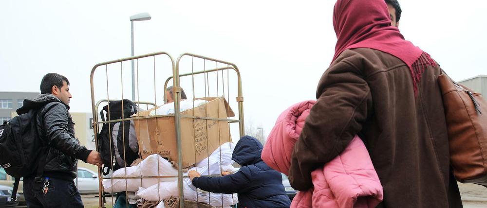Flüchtlinge treffen in der Zentralen Anlaufstelle für Asylbewerber Sachsen-Anhalts in Halberstadt ein.