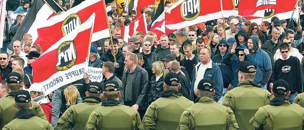 Die NPD hat in den vergangenen Jahren an Einfluss verloren, doch mit ihren Auftritten schüchtern sie in etlichen Kommunen die Bewohner ein.