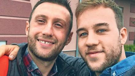 Unser Autor Marius Buhl (rechts) und sein kosovarischer Freund Kastriot lernen sich neu kennen.