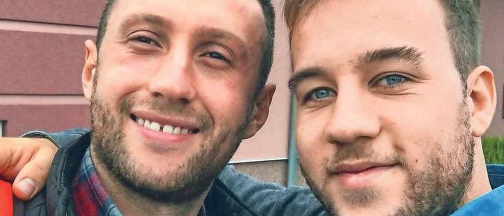 Unser Autor Marius Buhl (rechts) und sein kosovarischer Freund Kastriot lernen sich neu kennen.