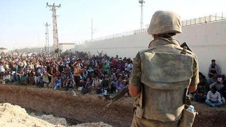 Die Türkei will verhindern, dass zu viele Fälcühtlinge in die Türkei kommen und hat inzwischen schon einige Schutzzonen in Syrien eingerichtet.