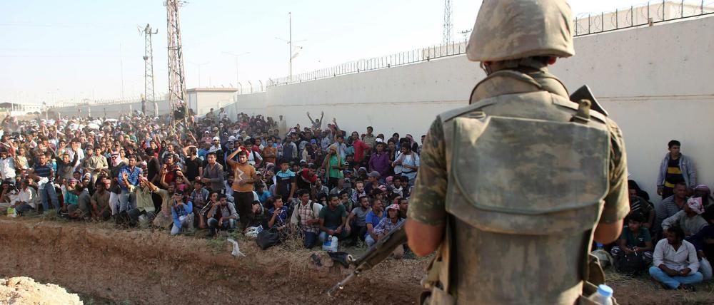 Die Türkei will verhindern, dass zu viele Fälcühtlinge in die Türkei kommen und hat inzwischen schon einige Schutzzonen in Syrien eingerichtet.