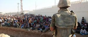Die Türkei will verhindern, dass zu viele Fälcühtlinge in die Türkei kommen und hat inzwischen schon einige Schutzzonen in Syrien eingerichtet.