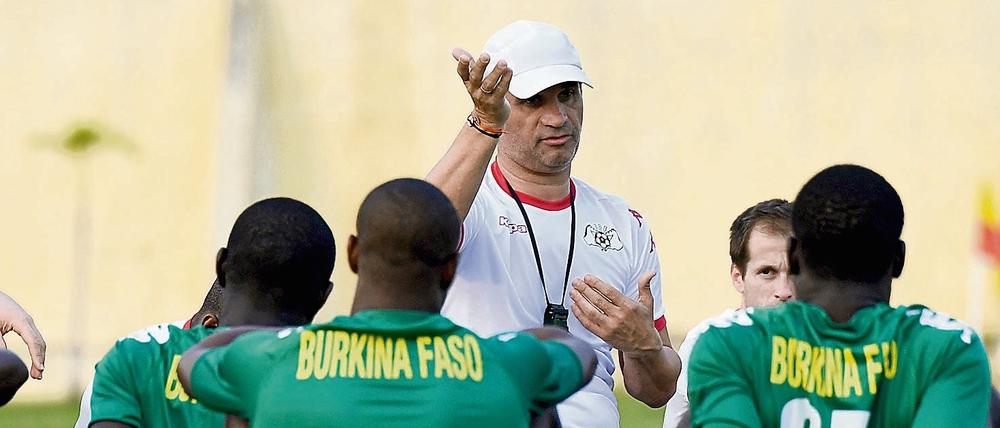 Er redet, alle hören zu. Paulo Duartes Wort gilt bei Burkina Fasos Nationalspielern.