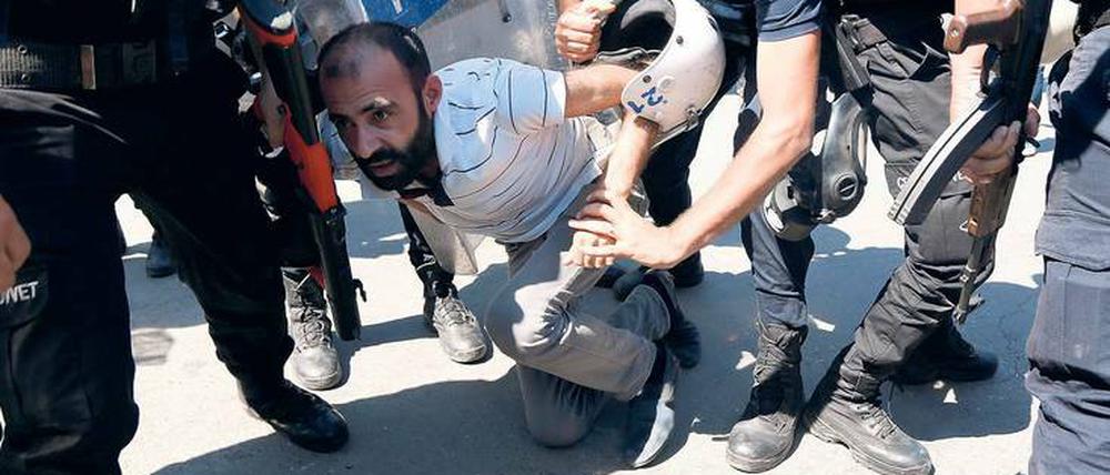 Viele Türken protestierten gegen die Suspendierung tausender Lehrer, mehr als 60.000 Beamte wurden ganz entlassen. Die Polizei beendete die Demonstrationen gewaltsam.