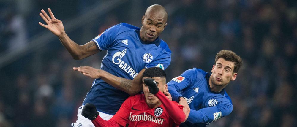 Augen zu uuuund. Schalke Naldo (l) und Leon Goretzka (r) und Aymane Barkok von Frankfurt versuchen an den Ball zu kommen. 