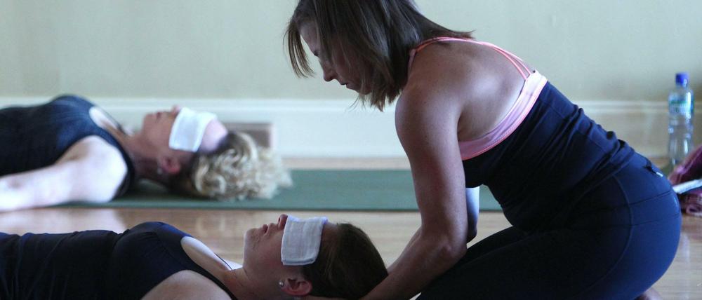 Die Totenstellung "Sawasana" gehört zum Yoga dazu, so können Körper und Geist zur Ruhe kommen. 