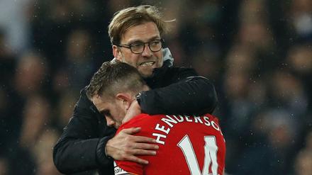 Nicht den Kopf hängen lassen: Jürgen Klopp mit seinem Spieler Jordan Henderson.