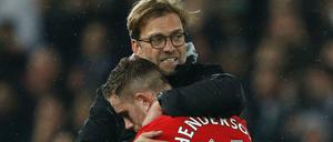 Nicht den Kopf hängen lassen: Jürgen Klopp mit seinem Spieler Jordan Henderson.