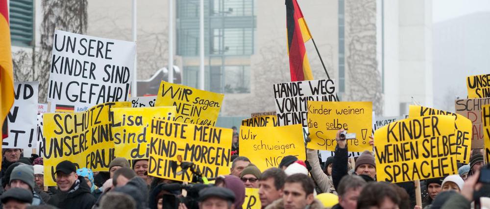 Teilnehmer einer "Bärgida"-Demo vor dem Kanzleramt. 