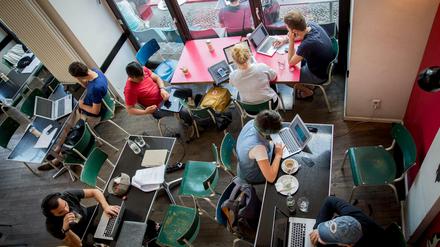 Zu Hause in den sozialen Netzwerken. Gäste im Cafe St. Oberholz an ihren Laptops.