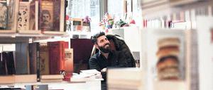 Sinan Simseks Buchladen im Neuen Kreuzberger Zentrum quillt vor Büchern fast über, doch leider ist die Leserquote in der Gegend nicht sehr hoch.