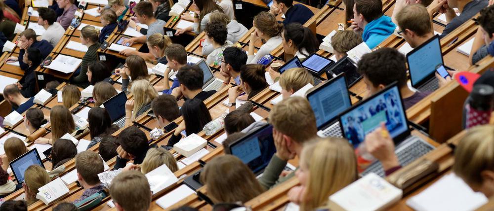 "Erwartungshaltung"? Die Forscher berichten, dass Studierende an der Uni gute Noten einfordern, weil sie das so aus der Schule kennen.