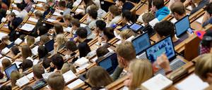 "Erwartungshaltung"? Die Forscher berichten, dass Studierende an der Uni gute Noten einfordern, weil sie das so aus der Schule kennen.