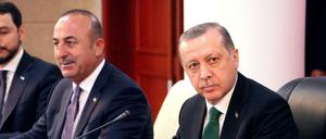 Präsident Recep Tayyip Erdogan (rechts) and sein Außenminister Mevlut Cavusoglu (Mitte) sind sauer auf Athen.